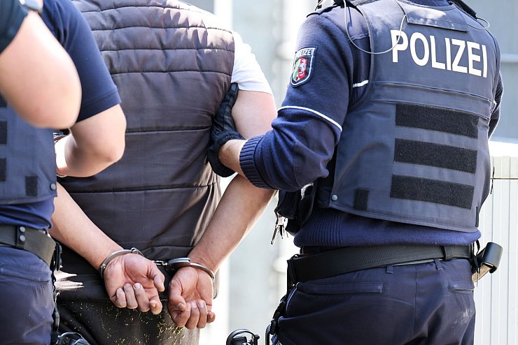 Den 27-Jährigen nahm die Polizei in Gewahrsam. - © Christoph Reichwein/dpa