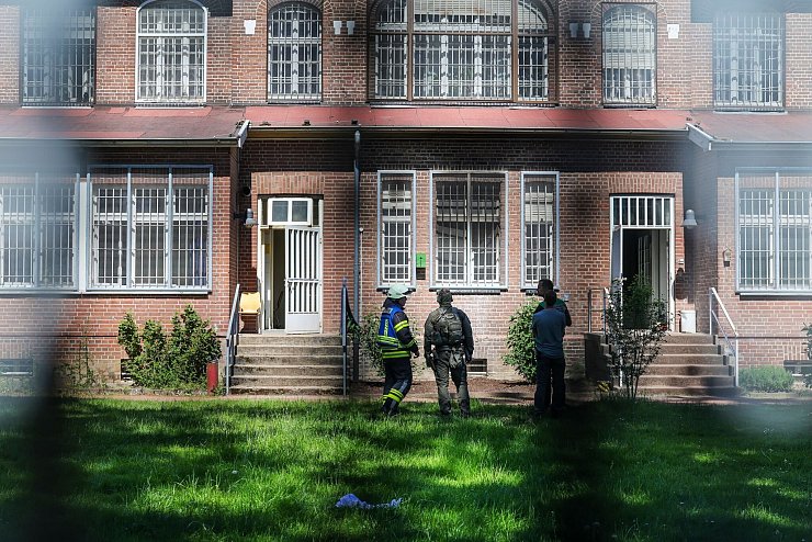 Polizei und Feuerwehr rückten mit einem Großaufgebot aus. - © Christoph Reichwein/dpa