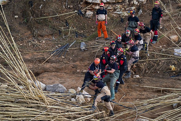Die Aufräumarbeiten laufen auf Hochtouren weiter. - © Eduardo Manzana/EUROPA PRESS/dpa