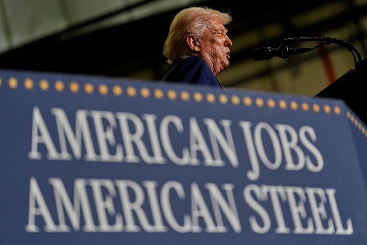 Der Preis von Stahl in den USA dürfte steigen, wenn Trump ernst macht. - © Julia Demaree Nikhinson/AP/dpa