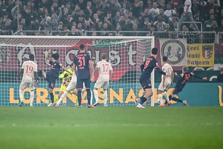 Der zweite Streich: Jonathan Burkardt (r) spitzelt den Ball mit dem Fuß zum 3:1 für Mainz ins Tor. - © Harry Langer/dpa