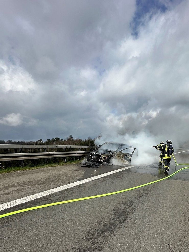 Die Feuerwehr vermutet einen technischen Defekt als Ursache für den Brand. - © -/Feuerwehr Remscheid/dpa