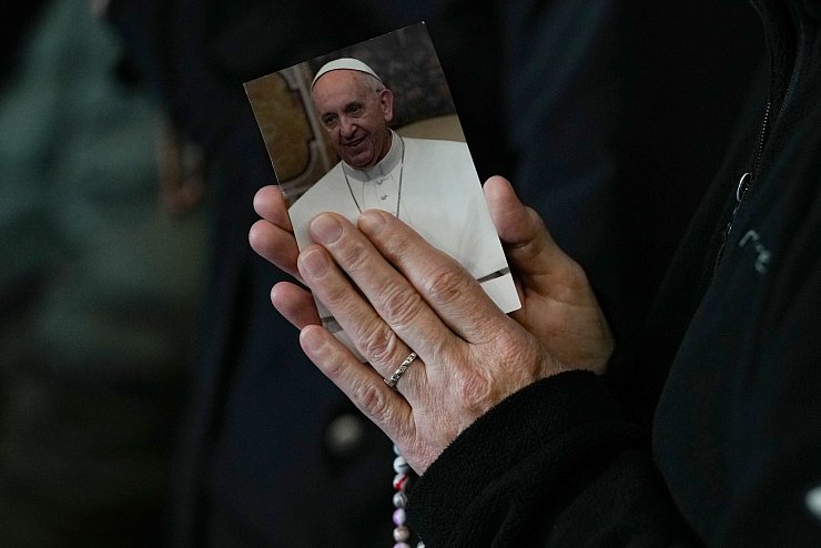 Gläubige beten für den Papst. (Archivbild) - © Andrew Medichini/AP/dpa