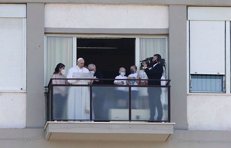 Auf den Balkon wird Franziskus - hier nach einer Operation im Jahr 2021 - nach Medienberichten eher nicht kommen. (Archivbild) - © Europa Press/EUROPA PRESS/dpa