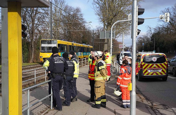 Auch für die Kräfte von Polizei und Feuerwehr ist das ein schwieriger Einsatz. - © Andreas Rosar/dpa