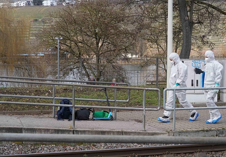 Gepäck und ein Roller stehen noch an der Haltestelle. - © Andreas Rosar/dpa