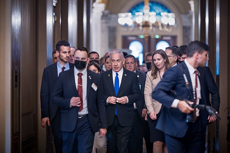 Israels Regierungschef Netanjahu ist derzeit in den USA. - © J. Scott Applewhite/AP/dpa
