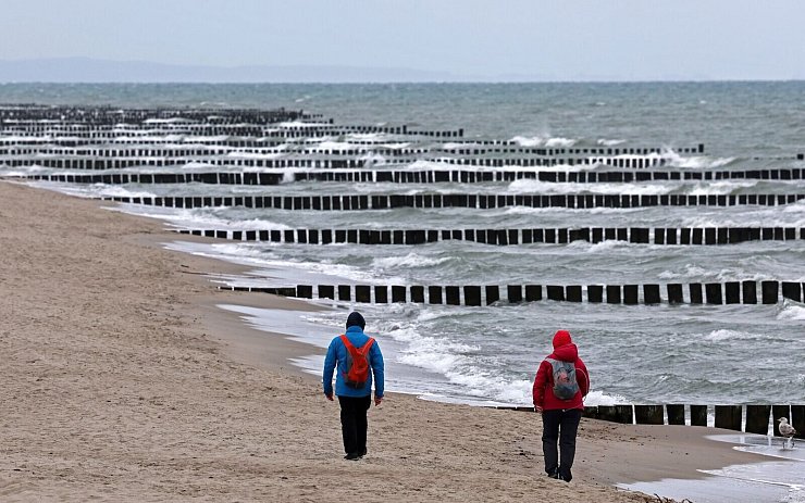 Ungemütliches Wetter an der Ostsee - © Bernd Wüstneck/dpa