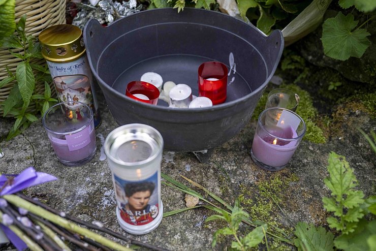 Viele Menschen trauerten um die Babys und Kleinkinder, die wie Müll entsorgt wurden. - © Andrew Downes/Odait via PA Media/dpa