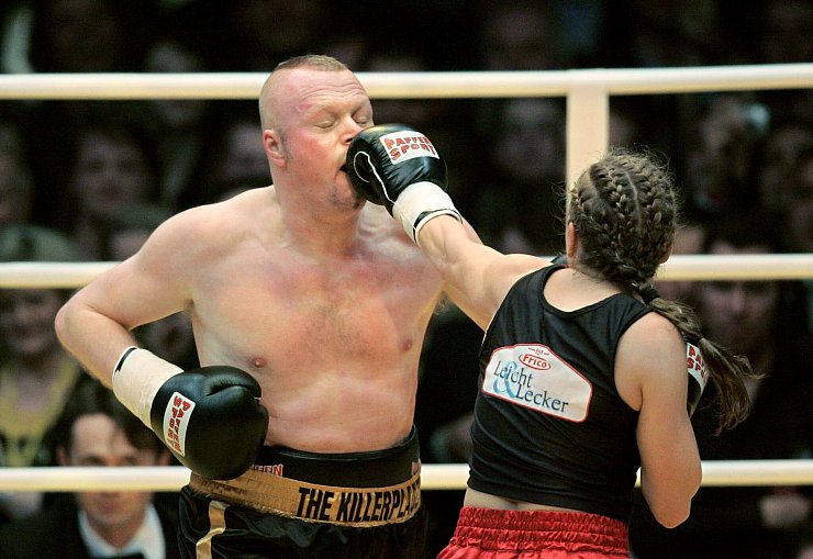 Ex-Boxweltmeisterin Regina Halmich blickt selbstbewusst auf den anstehenden Kampf gegen Stefan Raab. (Archivbild) - © Rolf Vennenbernd/dpa