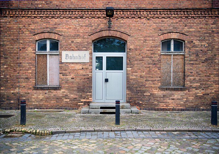 Ein verkauftes und runtergekommenes Bahnhofsgebäude auf der Strecke Dresden-Berlin. (Archivbild) - © Soeren Stache/dpa-Zentralbild/dpa