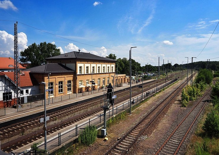 Der Bahnhof Bad Belzig wurde schon vor vielen Jahren umfassend saniert - und dient nun als gutes Beispiel einer Weiterentwicklung im Sinne der Verkehrswende. (Archivbild) - © Soeren Stache/dpa-Zentralbild/ZB