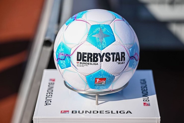 Der Ball von Derbystar wird bald von adidas abgelöst. - © Harry Langer/dpa