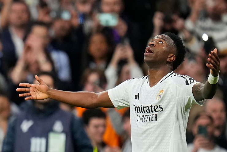 Vinicius Junior erzielt den Endstand für die Königlichen. - © Manu Fernandez/AP/dpa