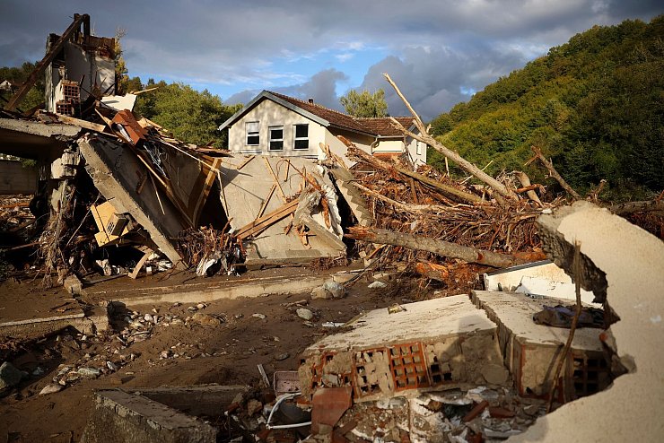 Die Lage in Bosnien-Herzegowina ist nach der Naturkatastrophe ernst. - © Armin Durgut/AP/dpa