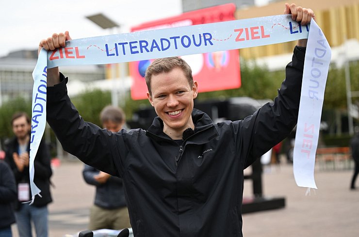 Endlich in Frankfurt! Im Innenhof der Buchmesse war der 27-Jährige am Ziel. - © Arne Dedert/dpa