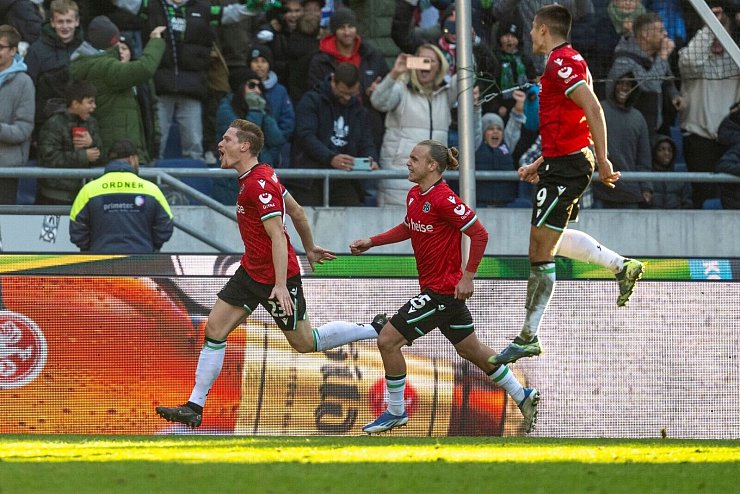 Entscheidung für Hannover 96: Elfmeter-Torschütze Marcel Halstenberg (l) - © David Inderlied/dpa