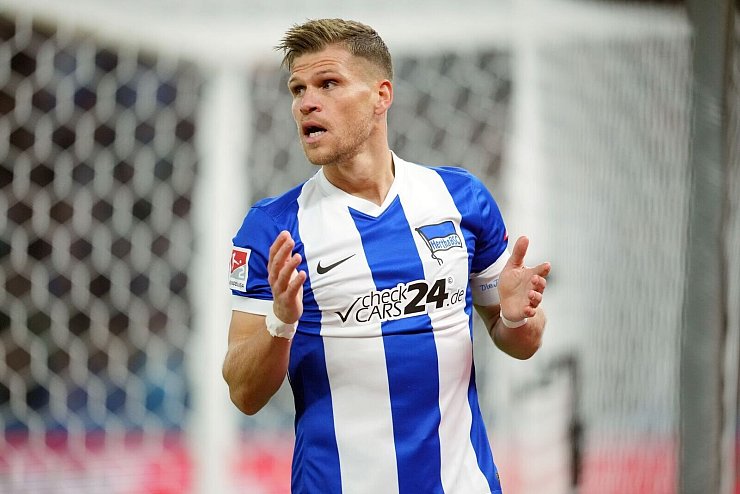 Enttäuschung für Hertha BSC: Berlins Stürmer Florian Niederlechner rätselt. - © Soeren Stache/dpa