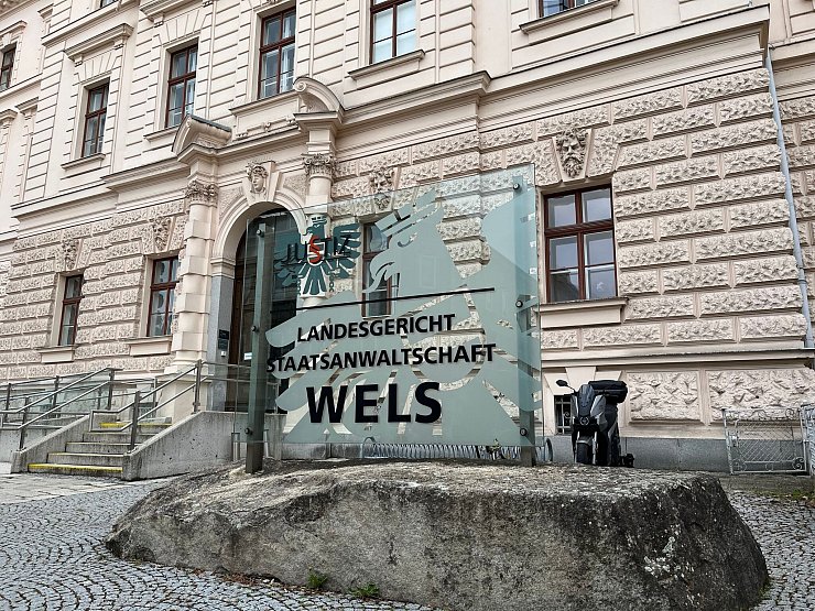 Dem Angeklagten drohen bis zu zehn Jahre Haft. - © Albert Otti/dpa