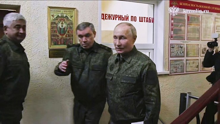 Generalstabschef Gerassimow berichtet seinem Oberbefehlshaber, dass die letzten ukrainischen Truppen im Gebiet Kursk eingekesselt seien. - © -/Russian Presidential Press Service/AP/dpa