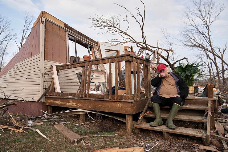 Mehr als 40 Tornados fegten durch acht Bundesstaaten. - © Jeff Roberson/AP/dpa