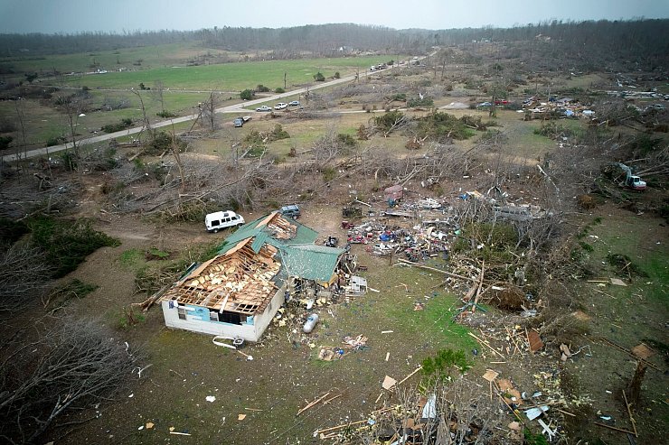 In Missouri starben mindestens zwölf Menschen infolge der Unwetter. - © Jeff Roberson/AP/dpa