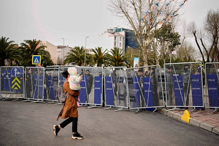 Straßensperrungen und Demo-Verbot nach Imamoglus Festnahme. - © Emrah Gurel/AP/dpa