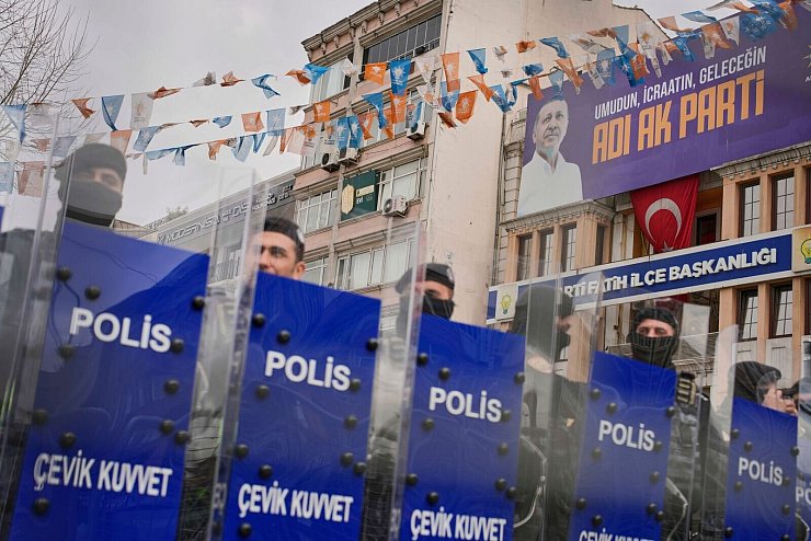 Straßensperrungen und Demo-Verbot nach Imamoglus Festnahme. - © Emrah Gurel/AP/dpa