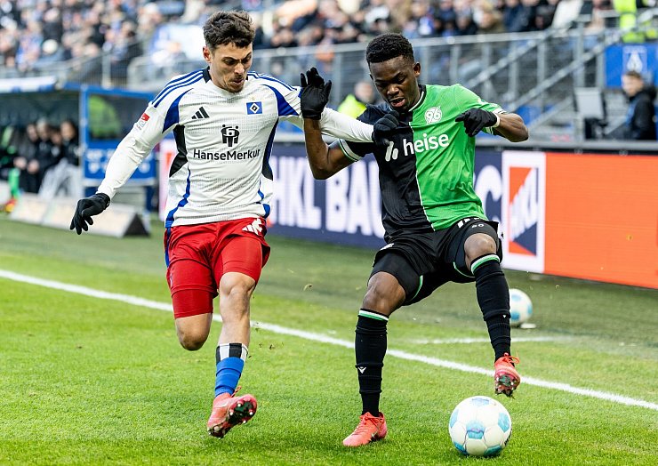 Brachte viel Schwung: Hannovers Neuzugang Rabbi Matondo (r). - © Axel Heimken/dpa