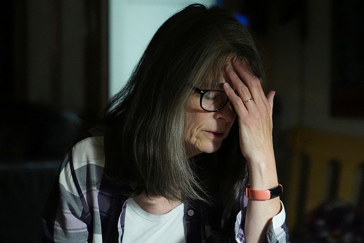 Mary E. Brunkow wird emotional, als sie von der Verleihung des Nobelpreises für Medizin 2025 erfährt. - © Lindsey Wasson/AP/dpa