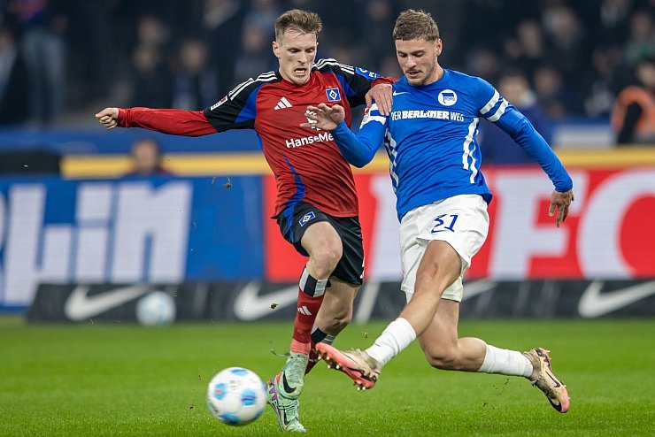 Zwischen Hertha und dem HSV kam es auf die Physis an. - © Andreas Gora/dpa