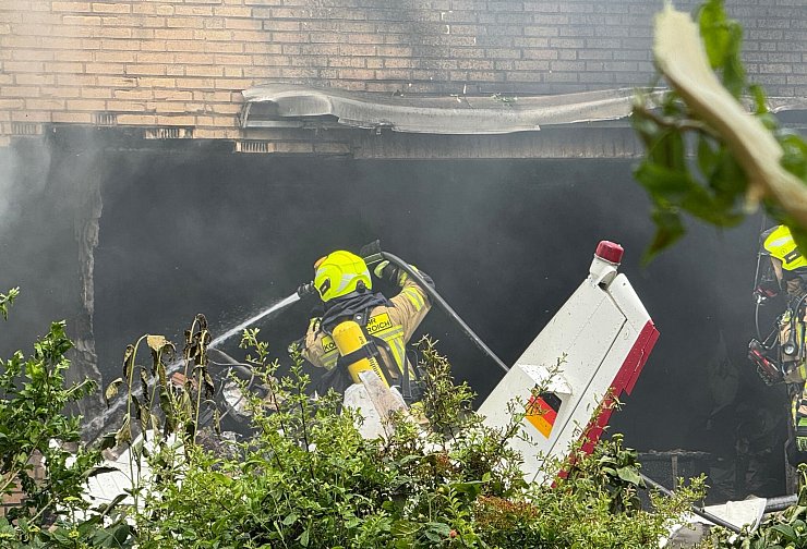 Nach dem Absturz hatte die Feuerwehr das Feuer schnell unter Kontrolle - © Sascha Rixkens/Einsatzreport Niederrhein/dpa