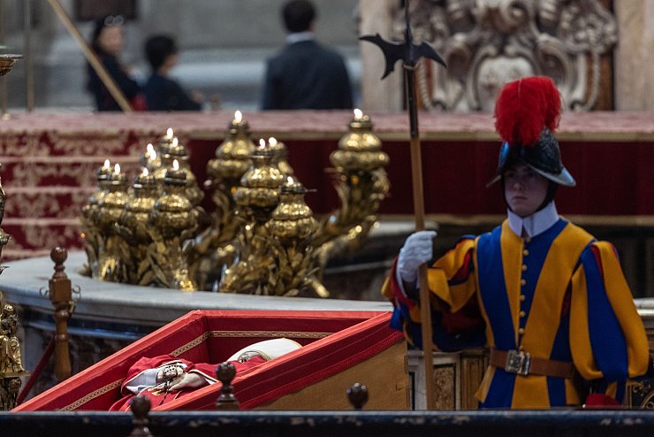 Ein Wachmann der Schweizergarde neben dem toten Papst. - © Oliver Weiken/dpa