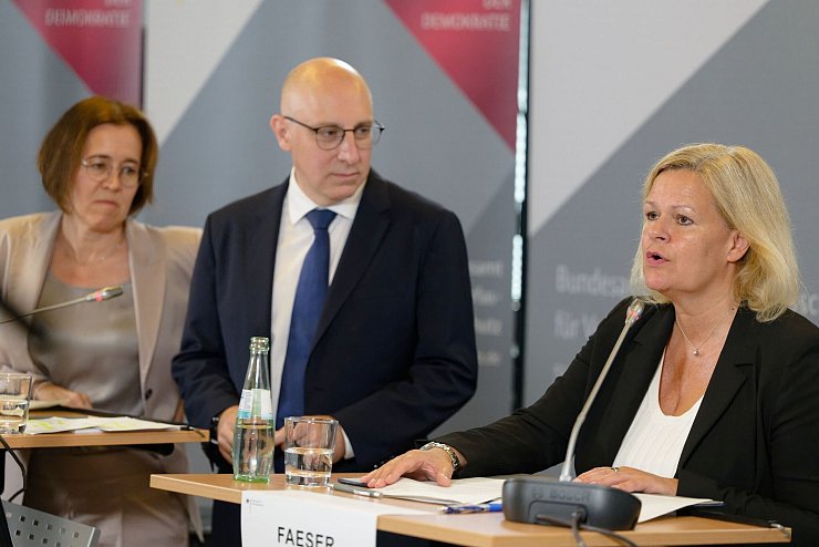 Sinan Selen und Silke Willems - hier bei einem Besuch von Bundesinnenministerin Nancy Faeser (SPD) beim Bundesamt für Verfassungsschutz im Sommer - sind Vizepräsidenten des Inlandsgeheimdienstes. Sie sollen die Behörde nun übergangsweise gemeinsam leiten. (Archivbild) - © Henning Kaiser/dpa