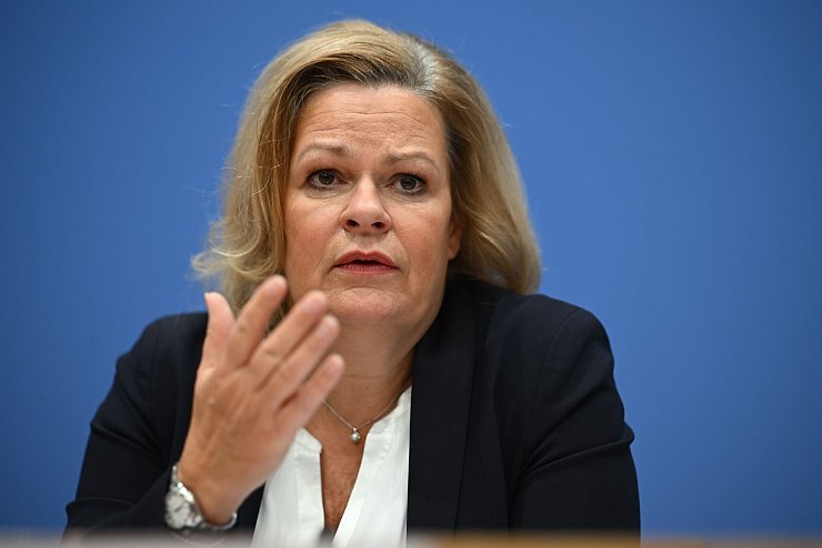 Bundesinnenministerin Nancy Faeser (SPD) hat mit Vertretern mehrerer Internet-Plattformen über Desinformation im Kontext der anstehenden Bundestagswahl gesprochen. (Archivfoto) - © Sebastian Gollnow/dpa