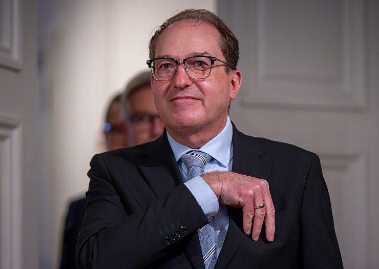 Dobrindt will ein Drohnenabwehrzentrum. - © Peter Kneffel/dpa