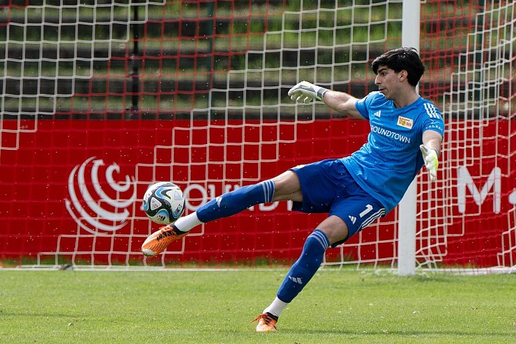 Union-Fans sammeln Spenden für den an Knochenkrebs erkrankten Nachwuchskeeper Berkin Arslanogullari. - © Matthias Koch/dpa