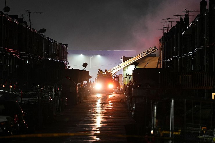 Ersthelfer an der Unfallstelle - © Matt Rourke/AP/dpa