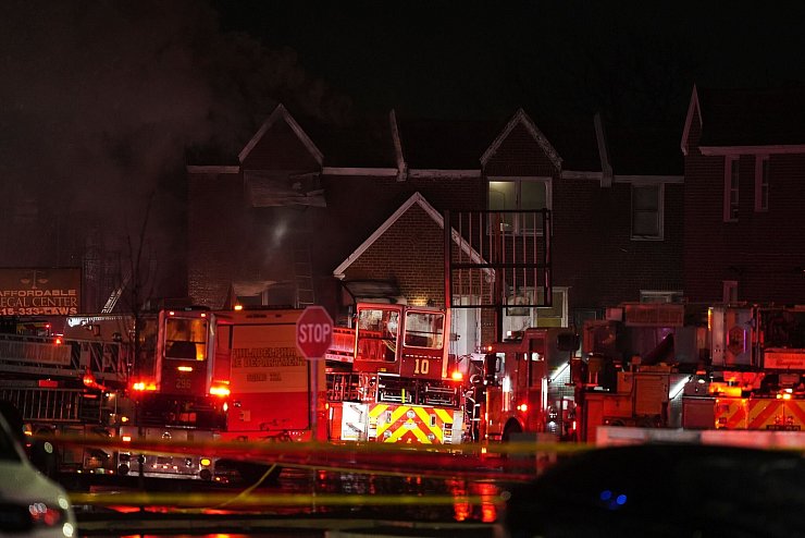 Rettungskräfte eilten zur Unglücksstelle. - © Matt Rourke/AP/dpa