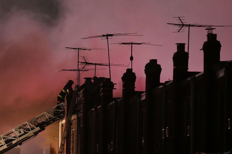 Ersthelfer arbeiteten über Nacht an der Unfallstelle. - © Matt Rourke/AP/dpa