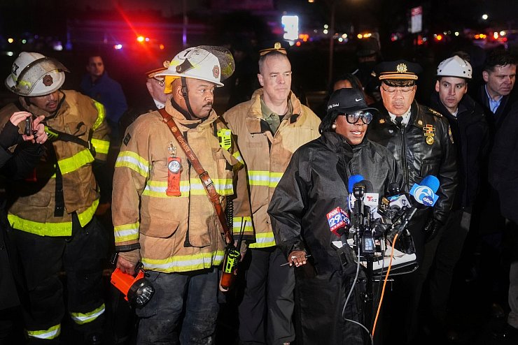 Philadelphias Bürgermeisterin Cherelle Parker teilte mit, alle sechs Menschen an Bord der Maschine seien ums Leben gekommen. - © Matt Rourke/AP/dpa