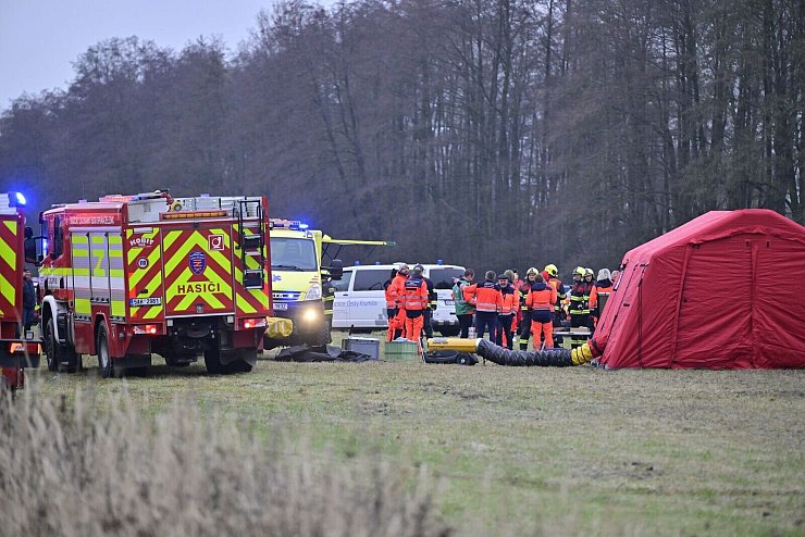 Rettungskräfte arbeiten am Unfallort nach der Kollision eines Schnellzuges mit einem Personenzug auf der Strecke zwischen den Orten Zliv und Divcice bei Ceske Budejovice (Budweis). - © Vaclav Pancer/CTK via AP/dpa