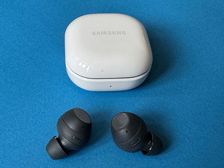 Die Bluetooth-In-Ears Galaxy Buds FE von Samsung schneiden mit «sehr gut» in der Ton-Bewertung der Stiftung Warentest ab. - © Christoph Dernbach/dpa-tmn