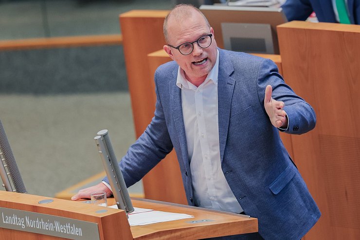 Jochen Ott, SPD-Oppositionsführer im NRW-Landtag, bezeichnet die AfD als Sicherheitsrisiko - © Rolf Vennenbernd/dpa