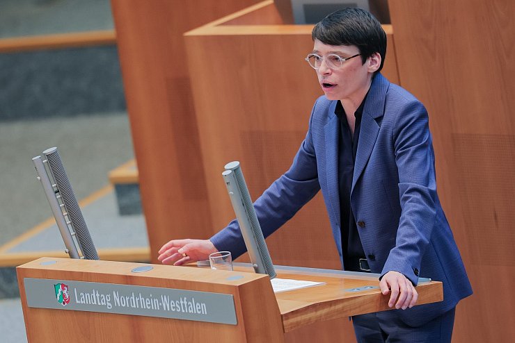 NRW-Flucht- und Integrationsministerin Josefine Paul (Grüne) räumt Defizite bei Rücküberstellungen von Flüchtlingen in andere EU-Länder ein. - © Rolf Vennenbernd/dpa