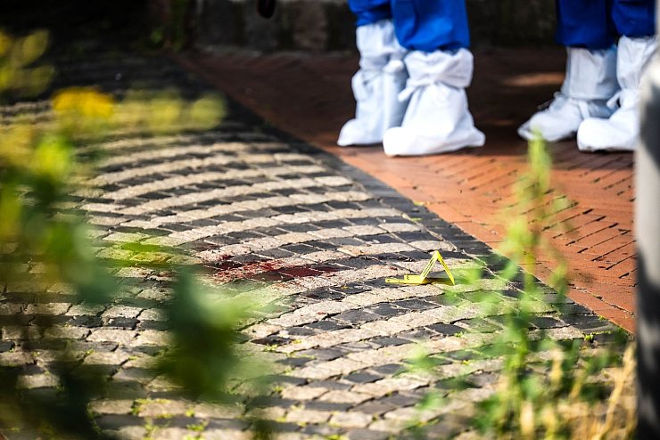 Die Spurensicherung untersucht Blut auf der Fahrbahn. - © Sina Schuldt/dpa