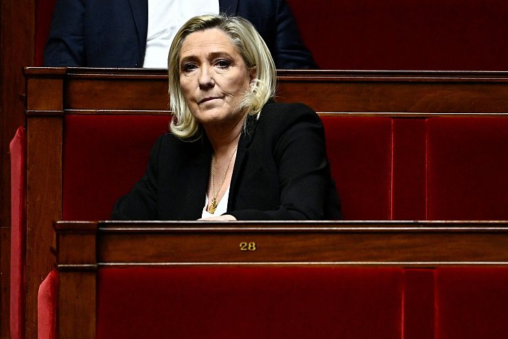 Die Rechtsnationale Marine Le Pen hat in der französischen Politik so viel Einfluss wie noch nie. - © Julien De Rosa/AFP/dpa