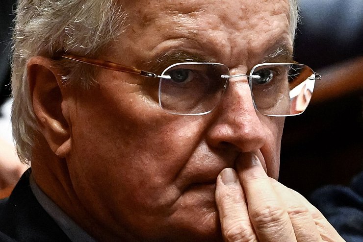 Bis zuletzt hat Barnier um einen Kompromiss im Streit um den Haushalt gerungen. - © Julien De Rosa/AFP/dpa