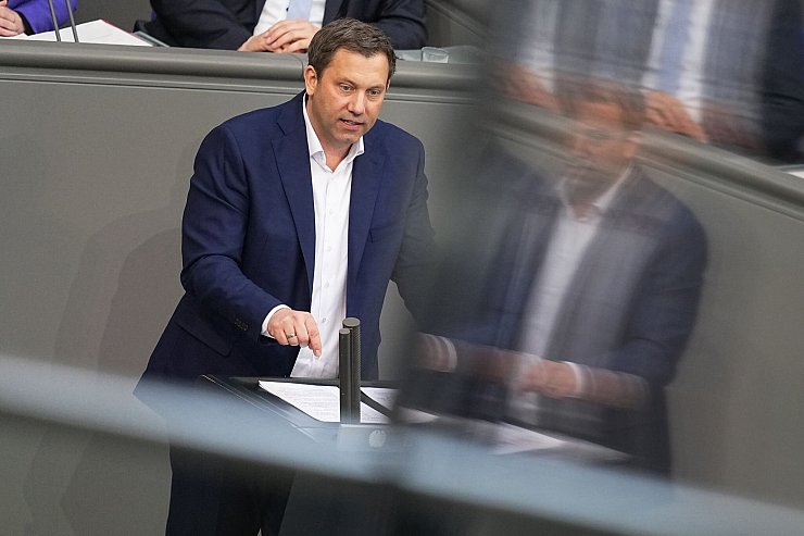 SPD-Fraktionschef Klingbeil fordert Modernisierung Deutschlands. - © Michael Kappeler/dpa