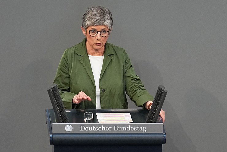 Grünen-Fraktionschefin Haßelmann ging Merz und Union scharf an - will aber zustimmen. - © Michael Kappeler/dpa
